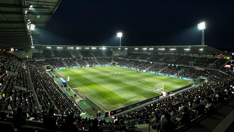 Bundesliga-Stadion bei Nacht mit gr&uuml;nem Flutlicht f&uuml;r Live-Wetten bei Golisimo Casino