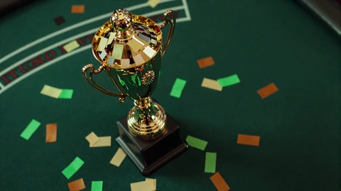 Goldener Pokal auf gr&uuml;nem Casino-Tisch mit Konfetti f&uuml;r Golisimo Willkommensbonus