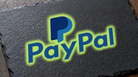 PayPal-Logo mit blauem Akzent auf dunklem Untergrund bei Golisimo Casino